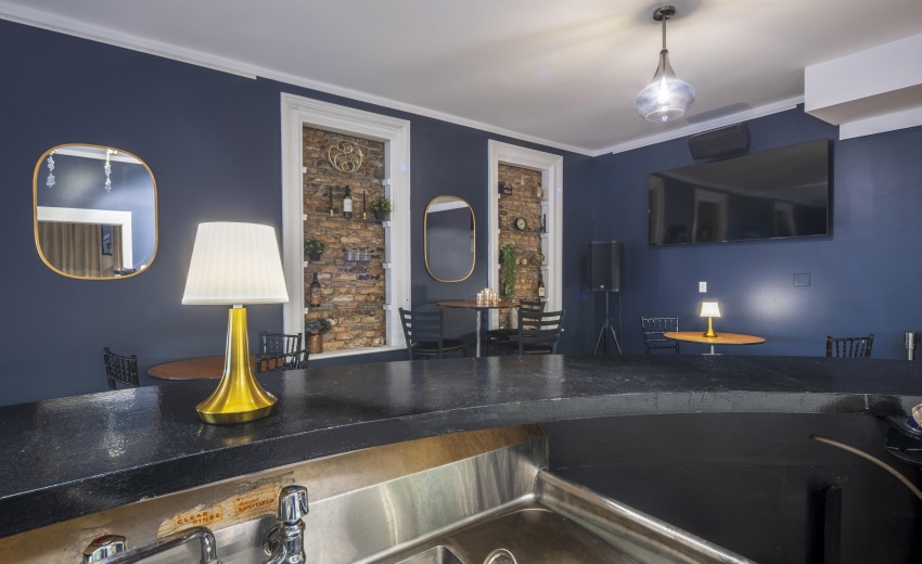 DQPubBarBacFranklinSt0033