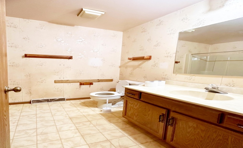 Upper Level Full Bathroom