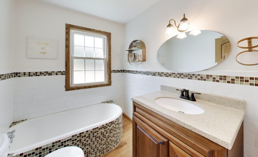 Upper 3/4 Bath