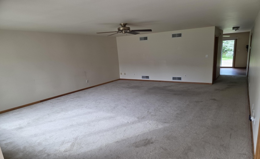 empty livingroom to hallway