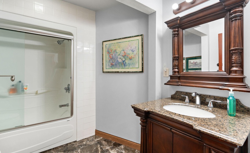 Upstairs bed 2 Bath