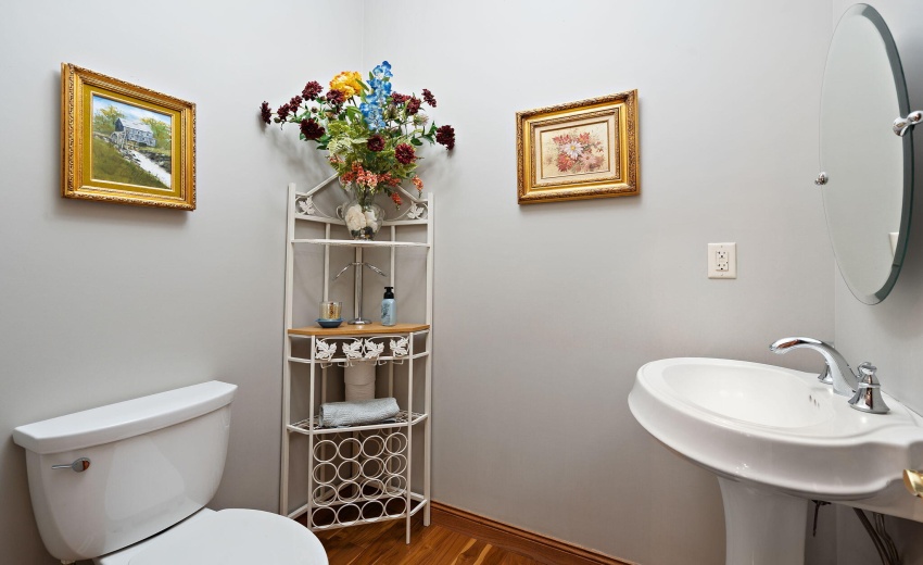 Guest 1/2 Bath
