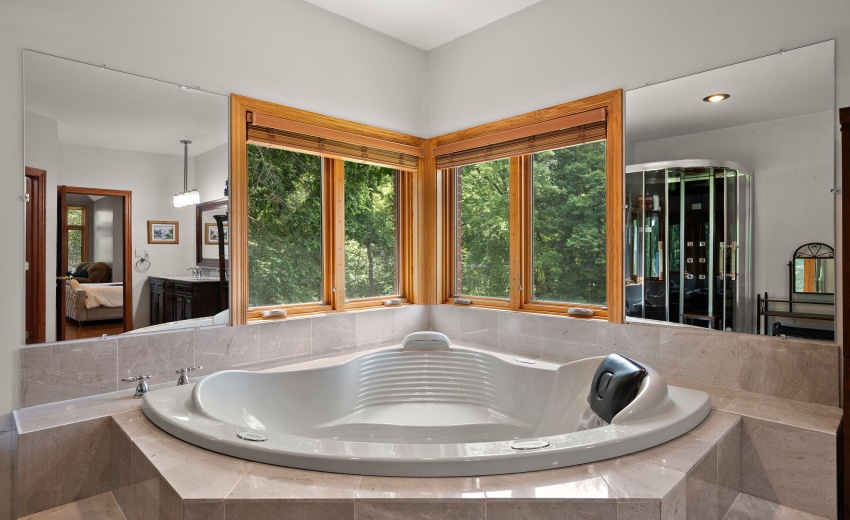 Primary Ensuite Tub