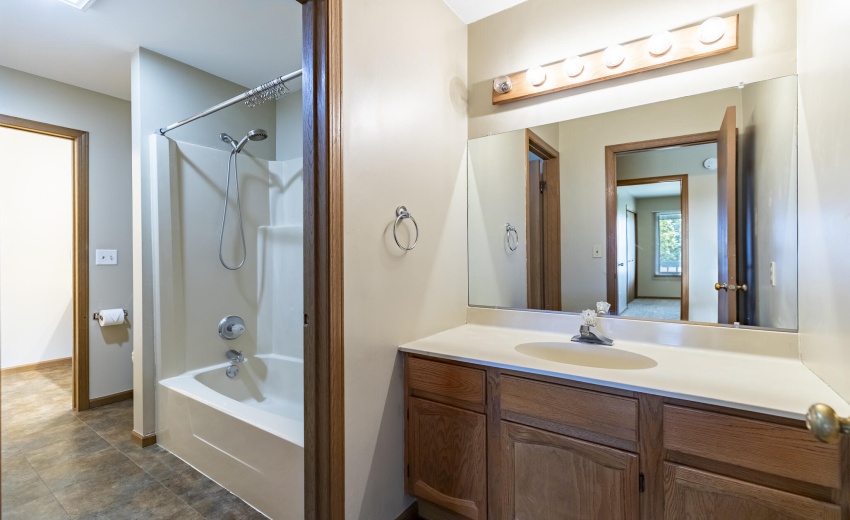 2564 Oakwood Dr-16
