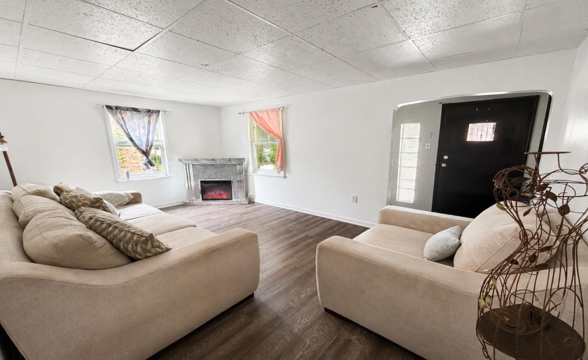 a_bright_tidy_living_room_photographed_f