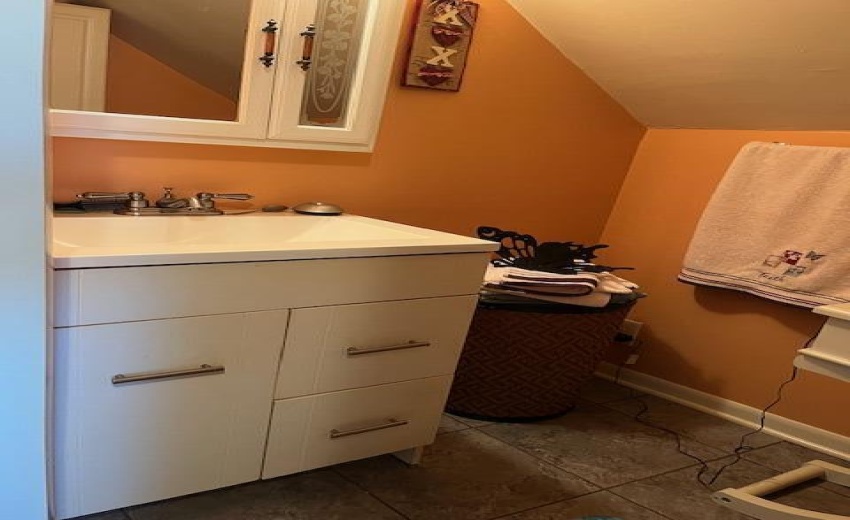 upper bathroom 81