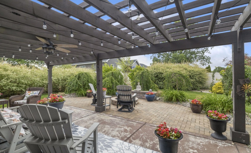 Gorgeous backyard with pergola