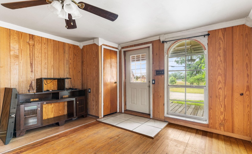 2-2 105 Alrignton Ave North Judson IN 46
