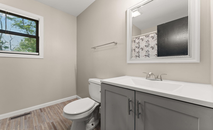 Hall Bath Upstairs