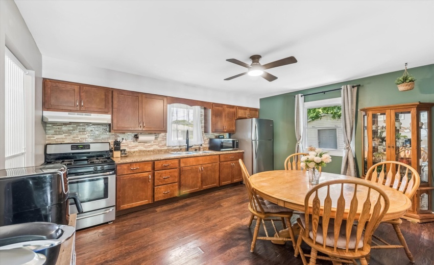 11-Eat-in Kitchen