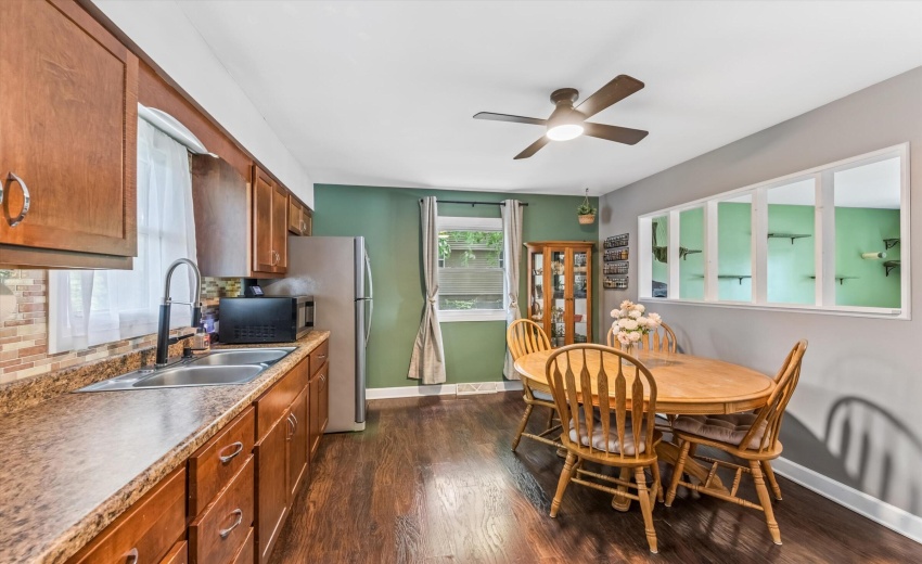 12-Eat-in Kitchen