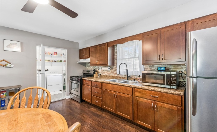13-Eat-in Kitchen
