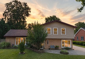8205 Oakwood Avenue, Munster, Indiana, 4 Bedrooms Bedrooms, 9 Rooms Rooms,3 BathroomsBathrooms,Residential,For Sale,Oakwood,NRA841025