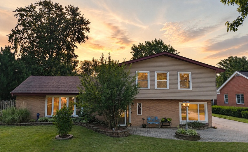 8205 Oakwood Ave, Munster, IN 38