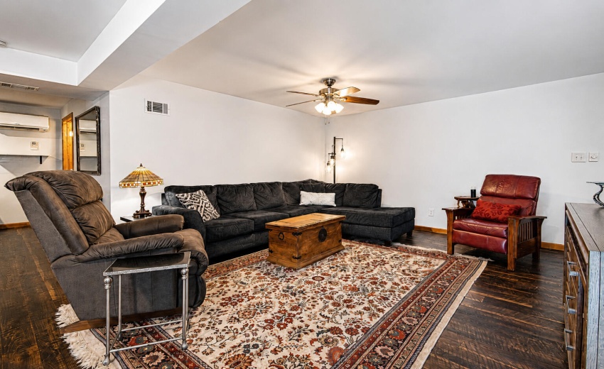 8205 Oakwood Ave, Munster, IN 35
