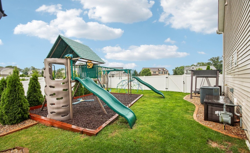 61-web-or-mls-E 130th Ln-S2206-061