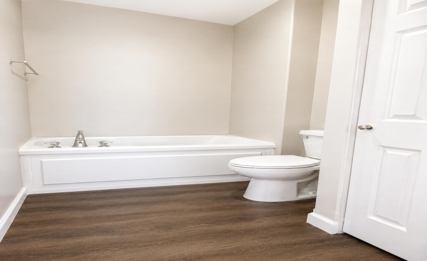 Master Bath Ensuite Soaking Tub-Toilet-L