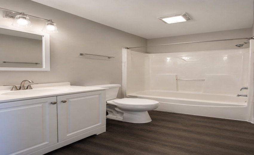 Upper level full bathroom