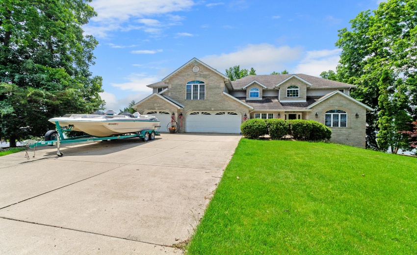 1/3 Acre Lakefront Living