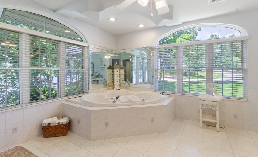 Luxury En-Suite Whirlpool Tub