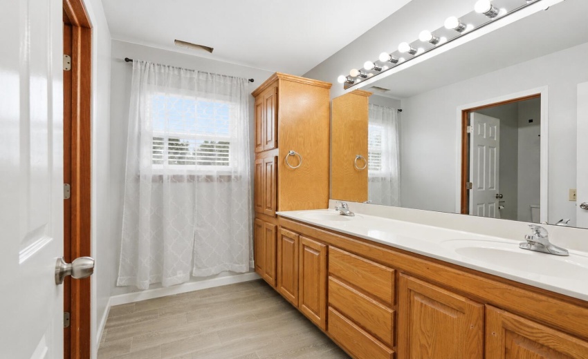 Main  bathroom