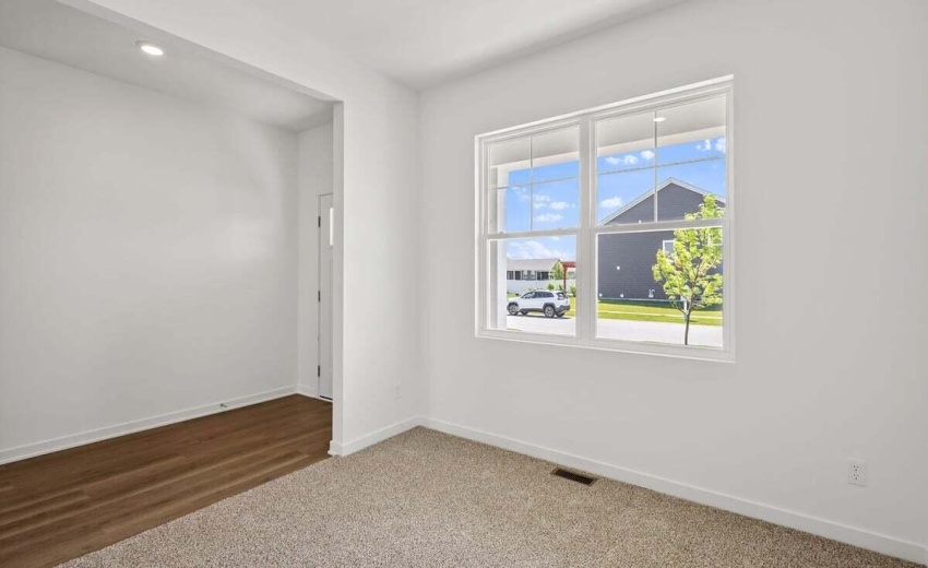 10515BlaineStInt-32