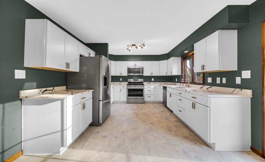 Kitchen/ Dining Combo