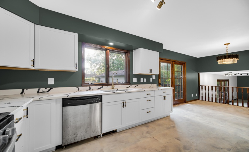 Kitchen/ Dining Combo