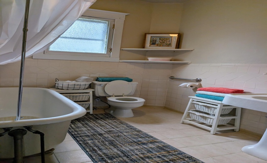 724 Garfield main bath