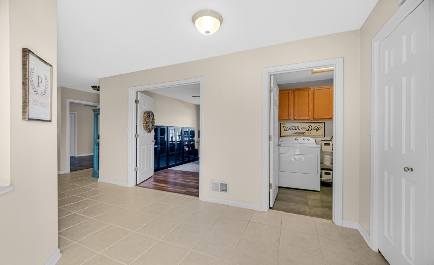 1220FOYER-LDRY-BR2