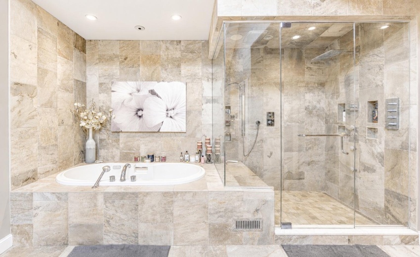 45 Master Shower & Tub