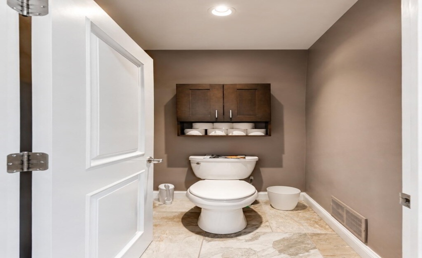 49 Master Toilet