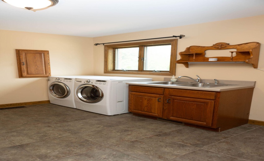 MN FLOOR LAUNDRY