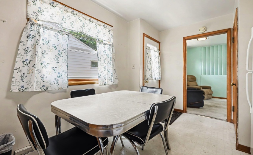 Eat-In Kitchen