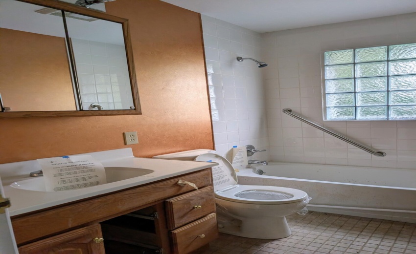 424 E Joliet main bath 1