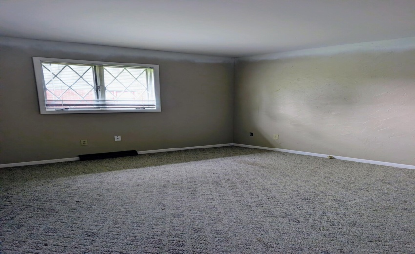 424 E Joliet masterbed1