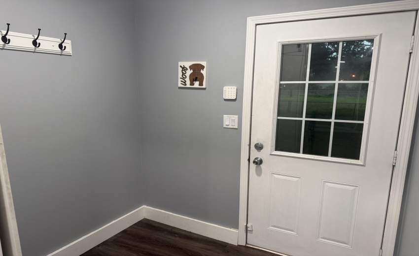Foyer/backdoor
