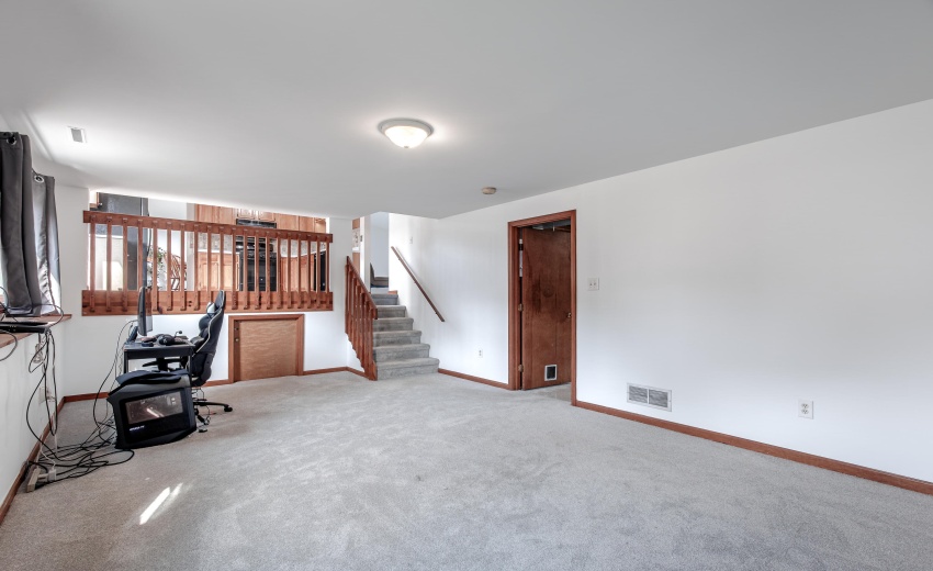 1412_Essex_Dr-019