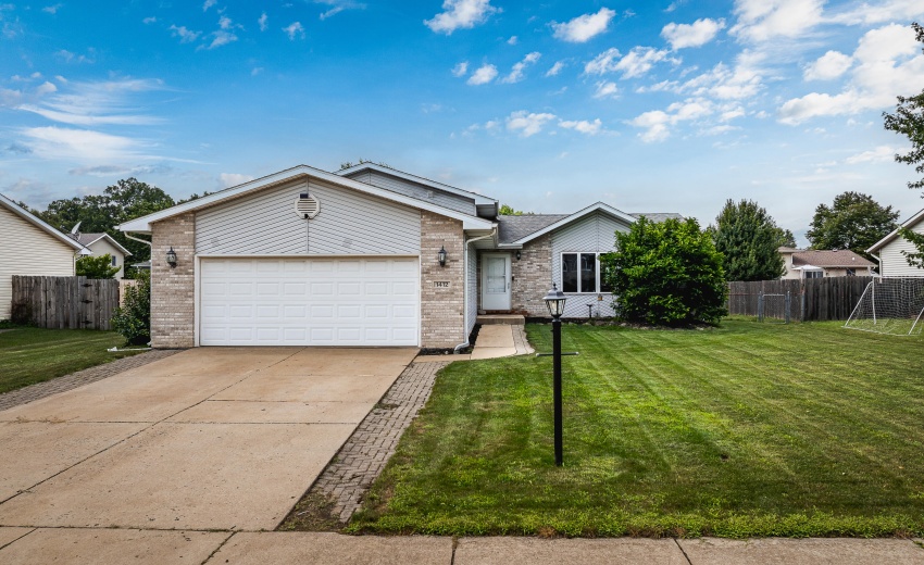 1412_Essex_Dr-003