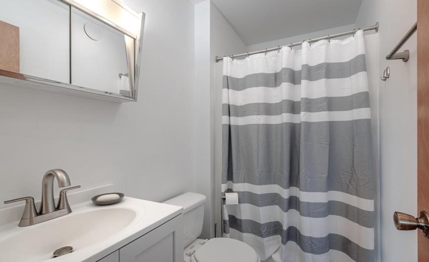 1412_Essex_Dr-014