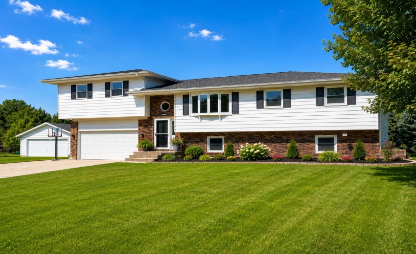 406 Northfield front with added landscap