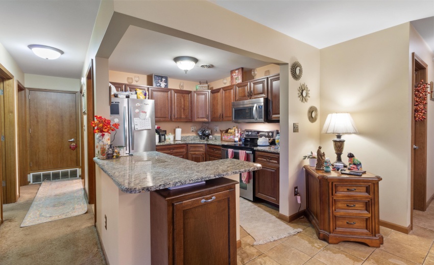 Kitchen Island & Breakfast Bar