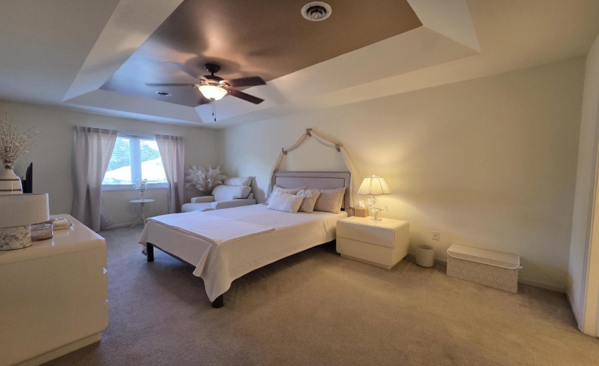 Main Bedroom w Tray Ceiling