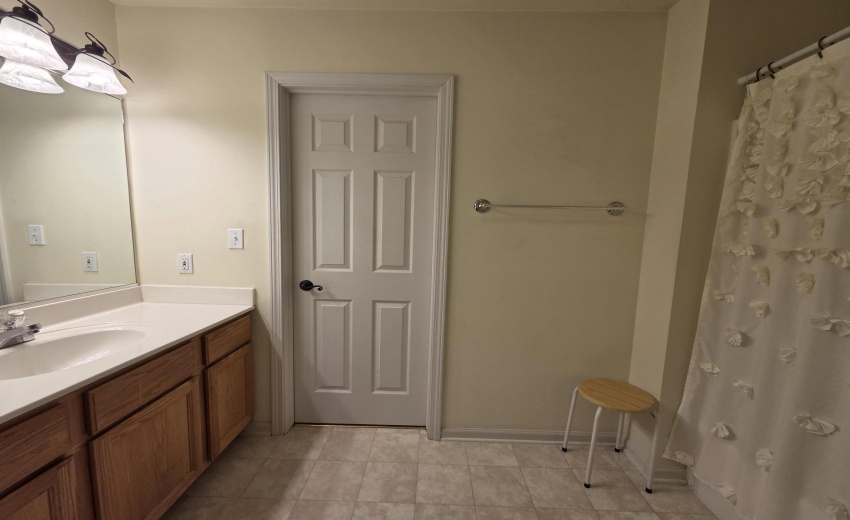 Main Full Ensuite Bath