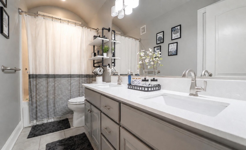 Main Full Bath