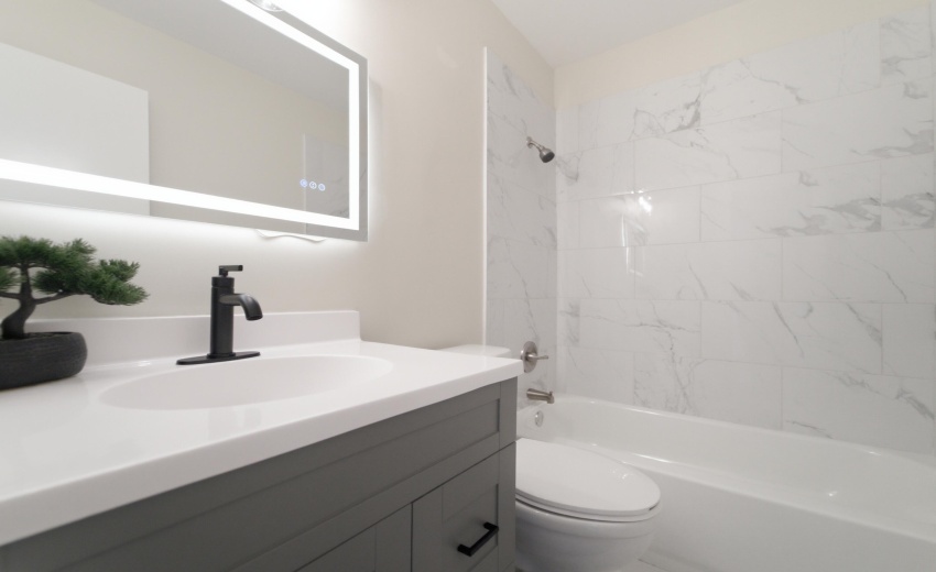 Upper Level Full Bathroom