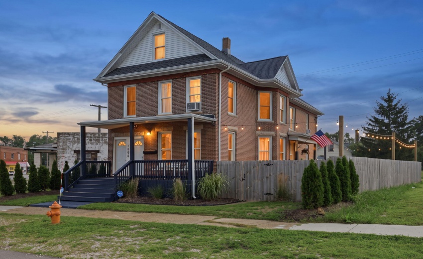 Outside yard lights - virtually staged