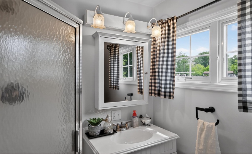 24_6019_S_State_Rd_10-Bathroom-4596