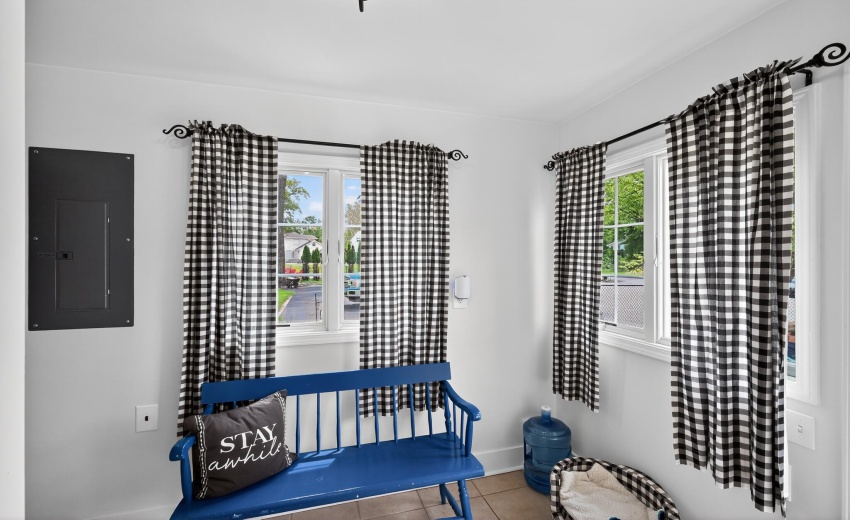 09_6019_S_State_Rd_10-Living_room-4594