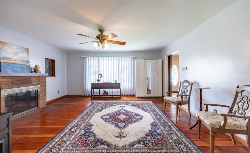 604 E 213th St-23 LR